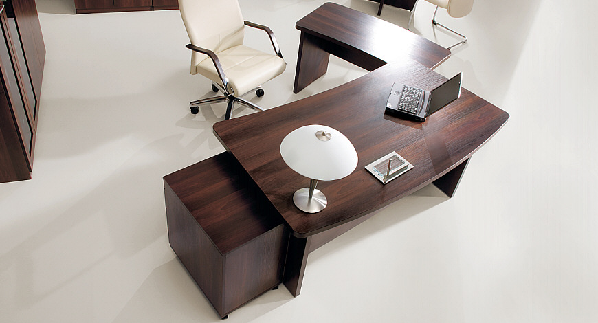 Due biurka i przestronne nieco nisze dostawki gabinetowe pozwalaj na skomponowanie komfortowego stanowiska dla najbardziej wymagajcego menadera.