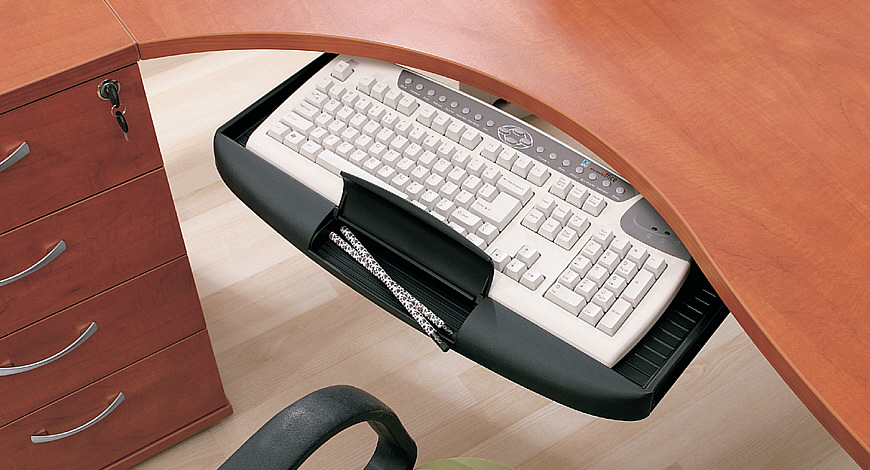 Polecamy również akcesoria do biurek, jak np. szuflada pod klawiaturę - umożliwia korzystanie z klawiatury nie zabierając miejsca na blacie biurku