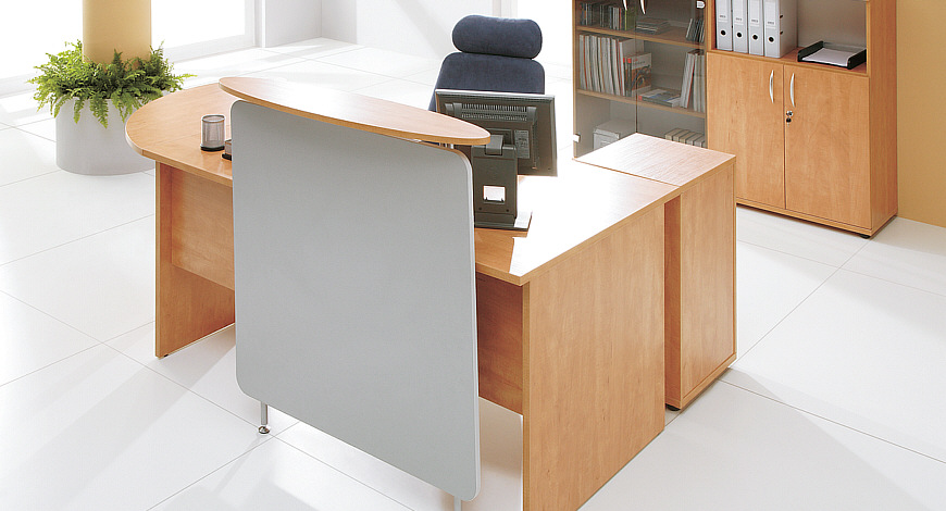 Panel recepcyjny jako dostawka do biurka pozwala ukryć monitor i utworzyć kompaktowe stanowisko recepcyjne , zapewniające swobodny kontakt z klientem